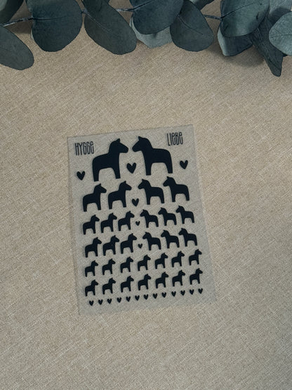 Rub On Aufkleber Dala-Pferde A6 Warum du unsere Rub-Ons lieben wirst:  ✔ Randloser Premium-Look   ✔ Besondere Haptik   ✔ Präzise Platzierung dank transparenter Trägerfolie  ✔ Wasser- und kratzfest // Hitze- und UV-beständig   ✔ Starke Haftung auf Glas, Keramik, Holz, Raysin u.v.m.  ✔ Langlebig und hochwertig verarbeitet  ✔ Auch gewerblich nutzbar – keine zusätzliche Lizenz nötig