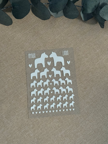 Rub On Aufkleber Dala-Pferde weiss A6 Warum du unsere Rub-Ons lieben wirst:  ✔ Randloser Premium-Look   ✔ Besondere Haptik   ✔ Präzise Platzierung dank transparenter Trägerfolie  ✔ Wasser- und kratzfest // Hitze- und UV-beständig   ✔ Starke Haftung auf Glas, Keramik, Holz, Raysin u.v.m.  ✔ Langlebig und hochwertig verarbeitet  ✔ Auch gewerblich nutzbar – keine zusätzliche Lizenz nötig