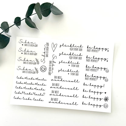 Kerzenfolie Sei glücklich kurze Kerzen Warum du unsere Kerzenfolie lieben wirst:  ✔ Edle Premium-Folie mit hochwertiger Optik  ✔ Speziell für Kerzen entwickelt   ✔ Aktivierung des Klebers ganz einfach mit Wasser   ✔ Wischfest und langlebig bei sorgfältiger Verarbeitung  ✔ Besonders elastisch – passt sich Kerzenoberfläche optimal an  ✔ Gewerblich nutzbar – keine zusätzliche Lizenz nötig