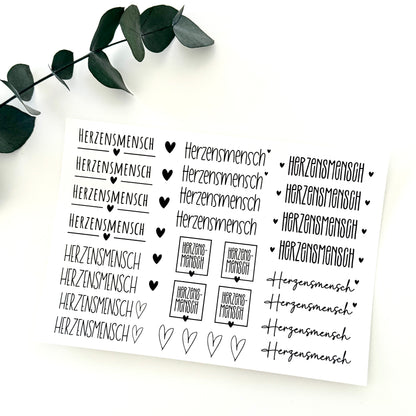 Kerzenfolie Herzensmensch kurze Kerzen Warum du unsere Kerzenfolie lieben wirst:  ✔ Edle Premium-Folie mit hochwertiger Optik  ✔ Speziell für Kerzen entwickelt   ✔ Aktivierung des Klebers ganz einfach mit Wasser   ✔ Wischfest und langlebig bei sorgfältiger Verarbeitung  ✔ Besonders elastisch – passt sich Kerzenoberfläche optimal an  ✔ Gewerblich nutzbar – keine zusätzliche Lizenz nötig