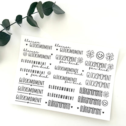 Kerzenfolie Glücksmoment kurze Kerzen Warum du unsere Kerzenfolie lieben wirst:  ✔ Edle Premium-Folie mit hochwertiger Optik  ✔ Speziell für Kerzen entwickelt   ✔ Aktivierung des Klebers ganz einfach mit Wasser   ✔ Wischfest und langlebig bei sorgfältiger Verarbeitung  ✔ Besonders elastisch – passt sich Kerzenoberfläche optimal an  ✔ Gewerblich nutzbar – keine zusätzliche Lizenz nötig
