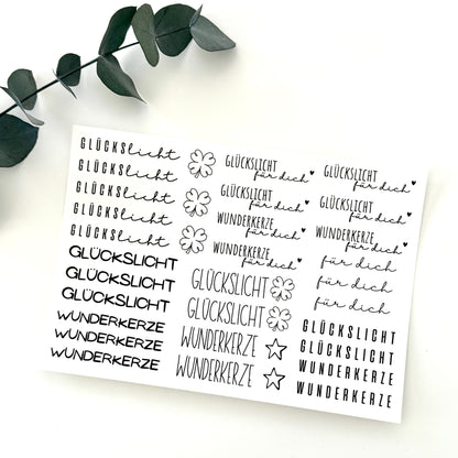 Kerzenfolie Glückslicht kurze Kerzen Warum du unsere Kerzenfolie lieben wirst:  ✔ Edle Premium-Folie mit hochwertiger Optik  ✔ Speziell für Kerzen entwickelt   ✔ Aktivierung des Klebers ganz einfach mit Wasser   ✔ Wischfest und langlebig bei sorgfältiger Verarbeitung  ✔ Besonders elastisch – passt sich Kerzenoberfläche optimal an  ✔ Gewerblich nutzbar – keine zusätzliche Lizenz nötig