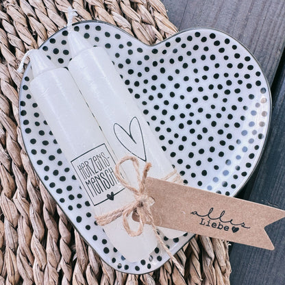 Kerzenfolie Herzensmensch kurze Kerzen Warum du unsere Kerzenfolie lieben wirst:  ✔ Edle Premium-Folie mit hochwertiger Optik  ✔ Speziell für Kerzen entwickelt   ✔ Aktivierung des Klebers ganz einfach mit Wasser   ✔ Wischfest und langlebig bei sorgfältiger Verarbeitung  ✔ Besonders elastisch – passt sich Kerzenoberfläche optimal an  ✔ Gewerblich nutzbar – keine zusätzliche Lizenz nötig