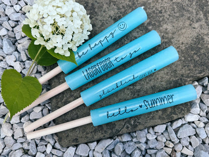 Kerzenfolie Sei glücklich DIY Deko für Kerzen Warum du unsere Kerzenfolie lieben wirst:  ✔ Edle Premium-Folie mit hochwertiger Optik  ✔ Speziell für Kerzen entwickelt   ✔ Aktivierung des Klebers ganz einfach mit Wasser   ✔ Wischfest und langlebig bei sorgfältiger Verarbeitung  ✔ Besonders elastisch – passt sich Kerzenoberfläche optimal an  ✔ Gewerblich nutzbar – keine zusätzliche Lizenz nötig