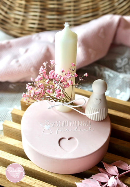 Rub On Aufkleber Schutzengel A5 Warum du unsere Rub-Ons lieben wirst:  ✔ Randloser Premium-Look   ✔ Besondere Haptik   ✔ Präzise Platzierung dank transparenter Trägerfolie  ✔ Wasser- und kratzfest // Hitze- und UV-beständig   ✔ Starke Haftung auf Glas, Keramik, Holz, Raysin u.v.m.  ✔ Langlebig und hochwertig verarbeitet  ✔ Auch gewerblich nutzbar – keine zusätzliche Lizenz nötig