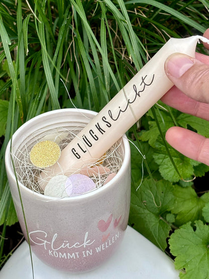 Kerzenfolie Glückslicht kurze Kerzen Warum du unsere Kerzenfolie lieben wirst:  ✔ Edle Premium-Folie mit hochwertiger Optik  ✔ Speziell für Kerzen entwickelt   ✔ Aktivierung des Klebers ganz einfach mit Wasser   ✔ Wischfest und langlebig bei sorgfältiger Verarbeitung  ✔ Besonders elastisch – passt sich Kerzenoberfläche optimal an  ✔ Gewerblich nutzbar – keine zusätzliche Lizenz nötig