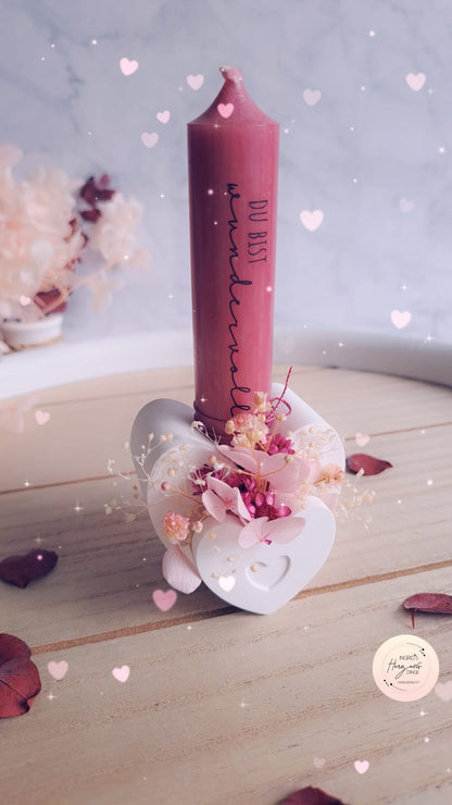 Kerzenfolie Sei glücklich kurze Kerzen Warum du unsere Kerzenfolie lieben wirst:  ✔ Edle Premium-Folie mit hochwertiger Optik  ✔ Speziell für Kerzen entwickelt   ✔ Aktivierung des Klebers ganz einfach mit Wasser   ✔ Wischfest und langlebig bei sorgfältiger Verarbeitung  ✔ Besonders elastisch – passt sich Kerzenoberfläche optimal an  ✔ Gewerblich nutzbar – keine zusätzliche Lizenz nötig