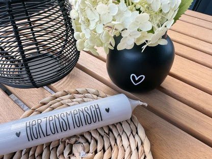 Kerzenfolie Herzensmensch kurze Kerzen Warum du unsere Kerzenfolie lieben wirst:  ✔ Edle Premium-Folie mit hochwertiger Optik  ✔ Speziell für Kerzen entwickelt   ✔ Aktivierung des Klebers ganz einfach mit Wasser   ✔ Wischfest und langlebig bei sorgfältiger Verarbeitung  ✔ Besonders elastisch – passt sich Kerzenoberfläche optimal an  ✔ Gewerblich nutzbar – keine zusätzliche Lizenz nötig