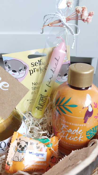 Kerzenfolie Auszeit Premium-Folie für DIY Kerzen Warum du unsere Kerzenfolie lieben wirst:  ✔ Edle Premium-Folie mit hochwertiger Optik  ✔ Speziell für Kerzen entwickelt   ✔ Aktivierung des Klebers ganz einfach mit Wasser   ✔ Wischfest und langlebig bei sorgfältiger Verarbeitung  ✔ Besonders elastisch – passt sich Kerzenoberfläche optimal an  ✔ Gewerblich nutzbar – keine zusätzliche Lizenz nötig