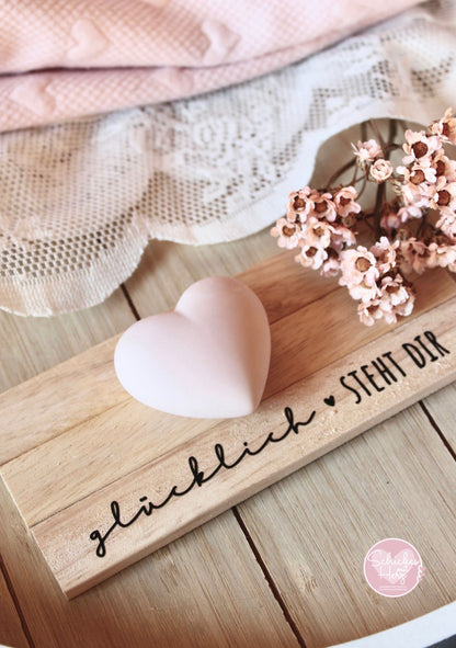 Rub On Aufkleber Sei glücklich A5 Warum du unsere Rub-Ons lieben wirst:  ✔ Randloser Premium-Look   ✔ Besondere Haptik   ✔ Präzise Platzierung dank transparenter Trägerfolie  ✔ Wasser- und kratzfest // Hitze- und UV-beständig   ✔ Starke Haftung auf Glas, Keramik, Holz, Raysin u.v.m.  ✔ Langlebig und hochwertig verarbeitet  ✔ Auch gewerblich nutzbar – keine zusätzliche Lizenz nötig