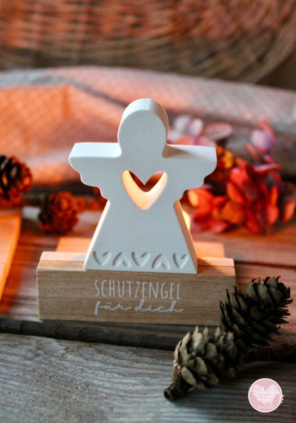 Rub On Aufkleber Schutzengel A5 Warum du unsere Rub-Ons lieben wirst:  ✔ Randloser Premium-Look   ✔ Besondere Haptik   ✔ Präzise Platzierung dank transparenter Trägerfolie  ✔ Wasser- und kratzfest // Hitze- und UV-beständig   ✔ Starke Haftung auf Glas, Keramik, Holz, Raysin u.v.m.  ✔ Langlebig und hochwertig verarbeitet  ✔ Auch gewerblich nutzbar – keine zusätzliche Lizenz nötig
