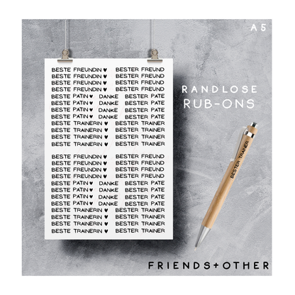 Rub On Aufkleber Kugelschreiber Family Friends& Others Mini zb Warum du unsere Rub-Ons lieben wirst:  ✔ Randloser Premium-Look   ✔ Besondere Haptik   ✔ Präzise Platzierung dank transparenter Trägerfolie  ✔ Wasser- und kratzfest // Hitze- und UV-beständig   ✔ Starke Haftung auf Glas, Keramik, Holz, Raysin u.v.m.  ✔ Langlebig und hochwertig verarbeitet  ✔ Auch gewerblich nutzbar – keine zusätzliche Lizenz nötig