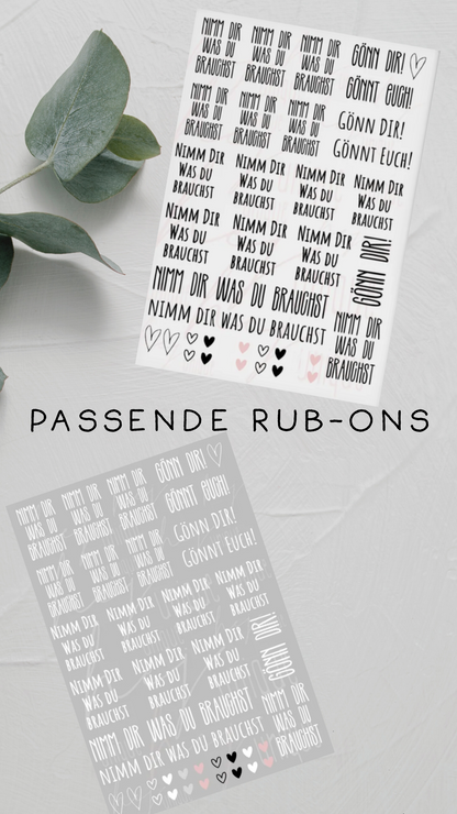 Kerzenfolie Nimm Dir was du brauchst ALLE Varianten Warum du unsere Kerzenfolie lieben wirst:  ✔ Edle Premium-Folie mit hochwertiger Optik  ✔ Speziell für Kerzen entwickelt   ✔ Aktivierung des Klebers ganz einfach mit Wasser   ✔ Wischfest und langlebig bei sorgfältiger Verarbeitung  ✔ Besonders elastisch – passt sich Kerzenoberfläche optimal an  ✔ Gewerblich nutzbar – keine zusätzliche Lizenz nötig