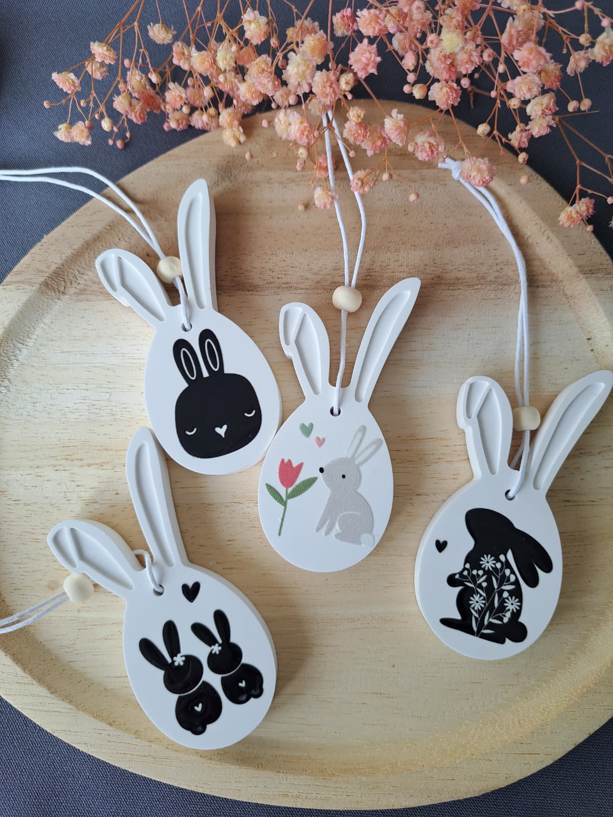 Rub On Aufkleber Kombi Hase mini für Zb Anhänger Magnete uvm A5 2x A6 Warum du unsere Rub-Ons lieben wirst:  ✔ Randloser Premium-Look   ✔ Besondere Haptik   ✔ Präzise Platzierung dank transparenter Trägerfolie  ✔ Wasser- und kratzfest // Hitze- und UV-beständig   ✔ Starke Haftung auf Glas, Keramik, Holz, Raysin u.v.m.  ✔ Langlebig und hochwertig verarbeitet  ✔ Auch gewerblich nutzbar – keine zusätzliche Lizenz nötig