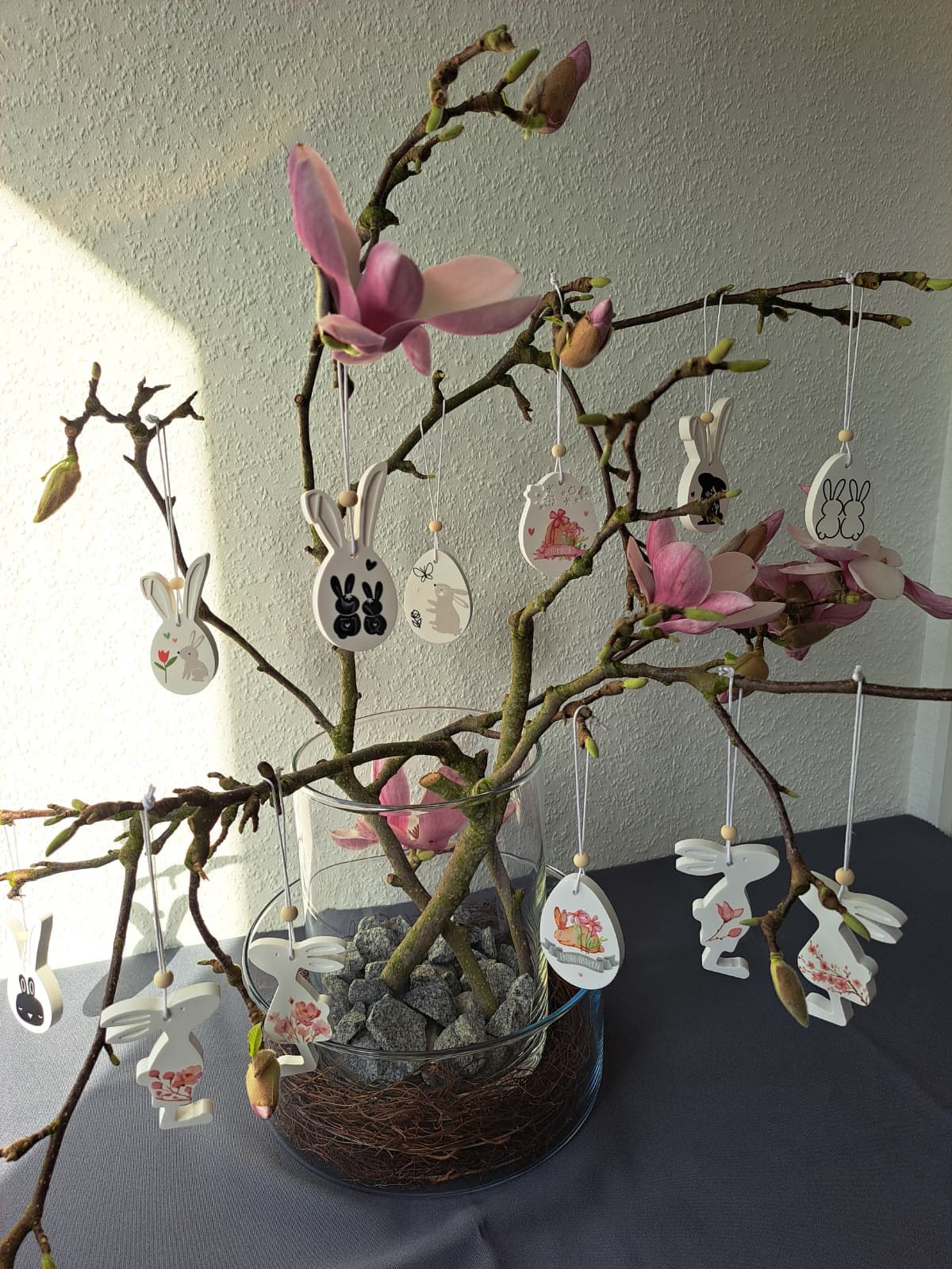 Rub On Aufkleber Kombi Hase mini für Zb Anhänger Magnete uvm A5 2x A6 an einem dekorativen Baum mit Blumen.