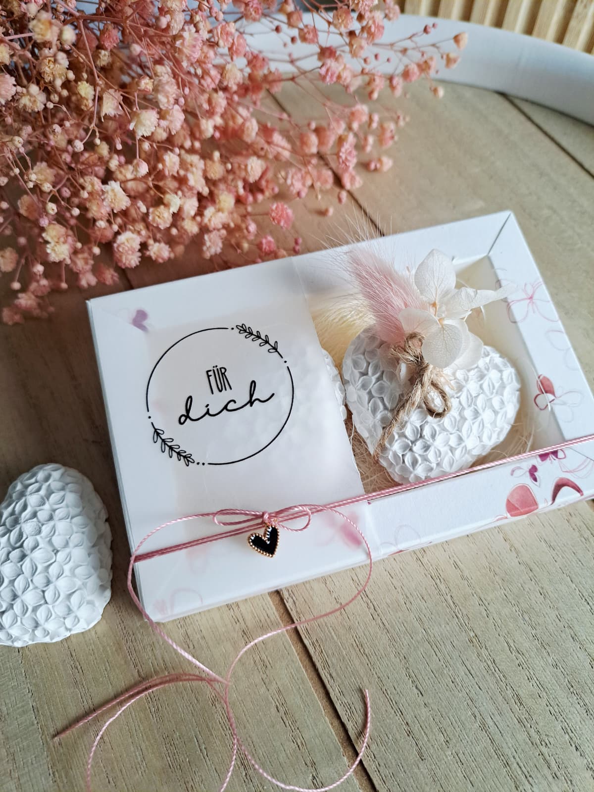 Rub On Aufkleber Herzensmensch A5 Warum du unsere Rub-Ons lieben wirst:  ✔ Randloser Premium-Look   ✔ Besondere Haptik   ✔ Präzise Platzierung dank transparenter Trägerfolie  ✔ Wasser- und kratzfest // Hitze- und UV-beständig   ✔ Starke Haftung auf Glas, Keramik, Holz, Raysin u.v.m.  ✔ Langlebig und hochwertig verarbeitet  ✔ Auch gewerblich nutzbar – keine zusätzliche Lizenz nötig