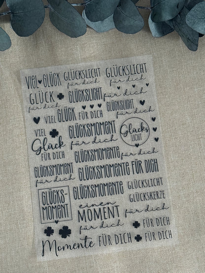 Rub On Aufkleber Glück A5 Warum du unsere Rub-Ons lieben wirst:  ✔ Randloser Premium-Look   ✔ Besondere Haptik   ✔ Präzise Platzierung dank transparenter Trägerfolie  ✔ Wasser- und kratzfest // Hitze- und UV-beständig   ✔ Starke Haftung auf Glas, Keramik, Holz, Raysin u.v.m.  ✔ Langlebig und hochwertig verarbeitet  ✔ Auch gewerblich nutzbar – keine zusätzliche Lizenz nötig