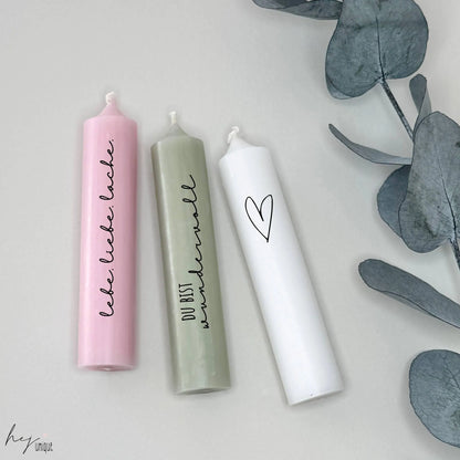 Kerzenfolie Sei glücklich kurze Kerzen Warum du unsere Kerzenfolie lieben wirst:  ✔ Edle Premium-Folie mit hochwertiger Optik  ✔ Speziell für Kerzen entwickelt   ✔ Aktivierung des Klebers ganz einfach mit Wasser   ✔ Wischfest und langlebig bei sorgfältiger Verarbeitung  ✔ Besonders elastisch – passt sich Kerzenoberfläche optimal an  ✔ Gewerblich nutzbar – keine zusätzliche Lizenz nötig