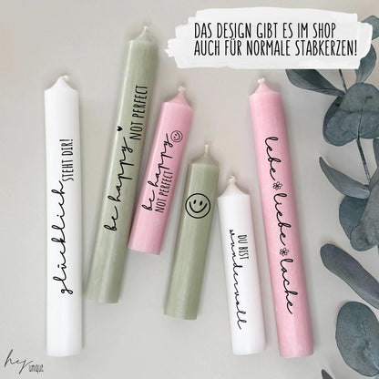 Kerzenfolie Sei glücklich kurze Kerzen Warum du unsere Kerzenfolie lieben wirst:  ✔ Edle Premium-Folie mit hochwertiger Optik  ✔ Speziell für Kerzen entwickelt   ✔ Aktivierung des Klebers ganz einfach mit Wasser   ✔ Wischfest und langlebig bei sorgfältiger Verarbeitung  ✔ Besonders elastisch – passt sich Kerzenoberfläche optimal an  ✔ Gewerblich nutzbar – keine zusätzliche Lizenz nötig